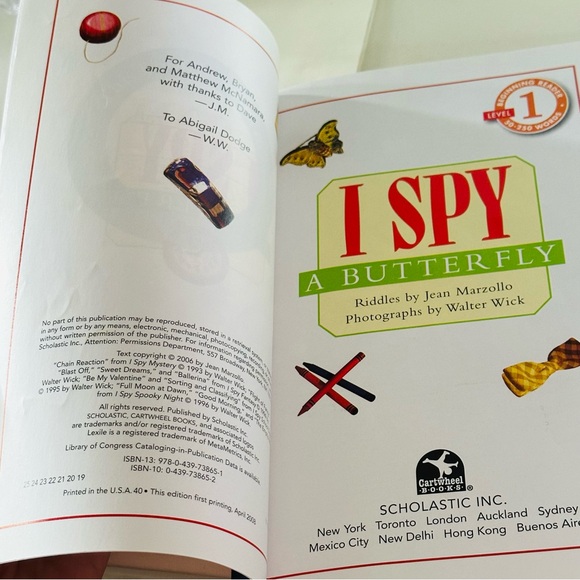 I Spy A Butterfly 🦋 Scholastic Reader Level 1 Paperback Book - Picture 2 of 7